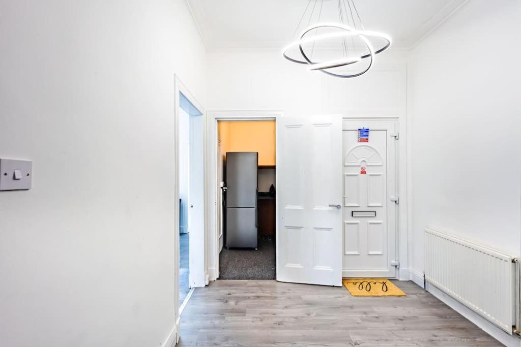 Kali Apartment - Spacious 3 Bed Apartment In Wishaw Wishaw  Bagian luar foto